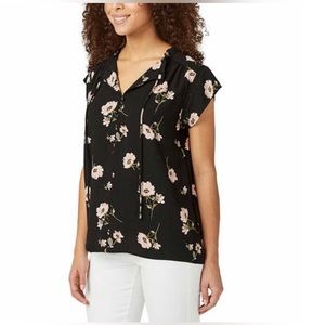 Buffalo Ladies' Flutter Sleeve Floral Top
Split Neckline Tie Closure. Size: M